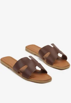 Ciemnobrązowe Klapki na Płaskiej Podeszwie w Klasycznym Stylu z Wycięciami Filinda