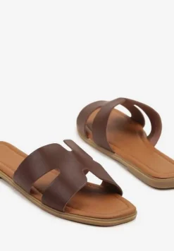 Ciemnobrązowe Klapki na Płaskiej Podeszwie w Klasycznym Stylu z Wycięciami Filinda