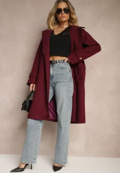 Ciemnofioletowy Długi Płaszcz Wiązany w Talii Materiałowym Paskiem z Ozodobnymi Guzikami na Rękawach Thakore