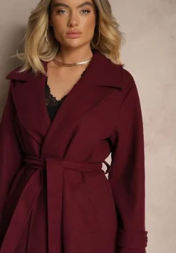 Ciemnofioletowy Długi Płaszcz Wiązany w Talii Materiałowym Paskiem z Ozodobnymi Guzikami na Rękawach Thakore