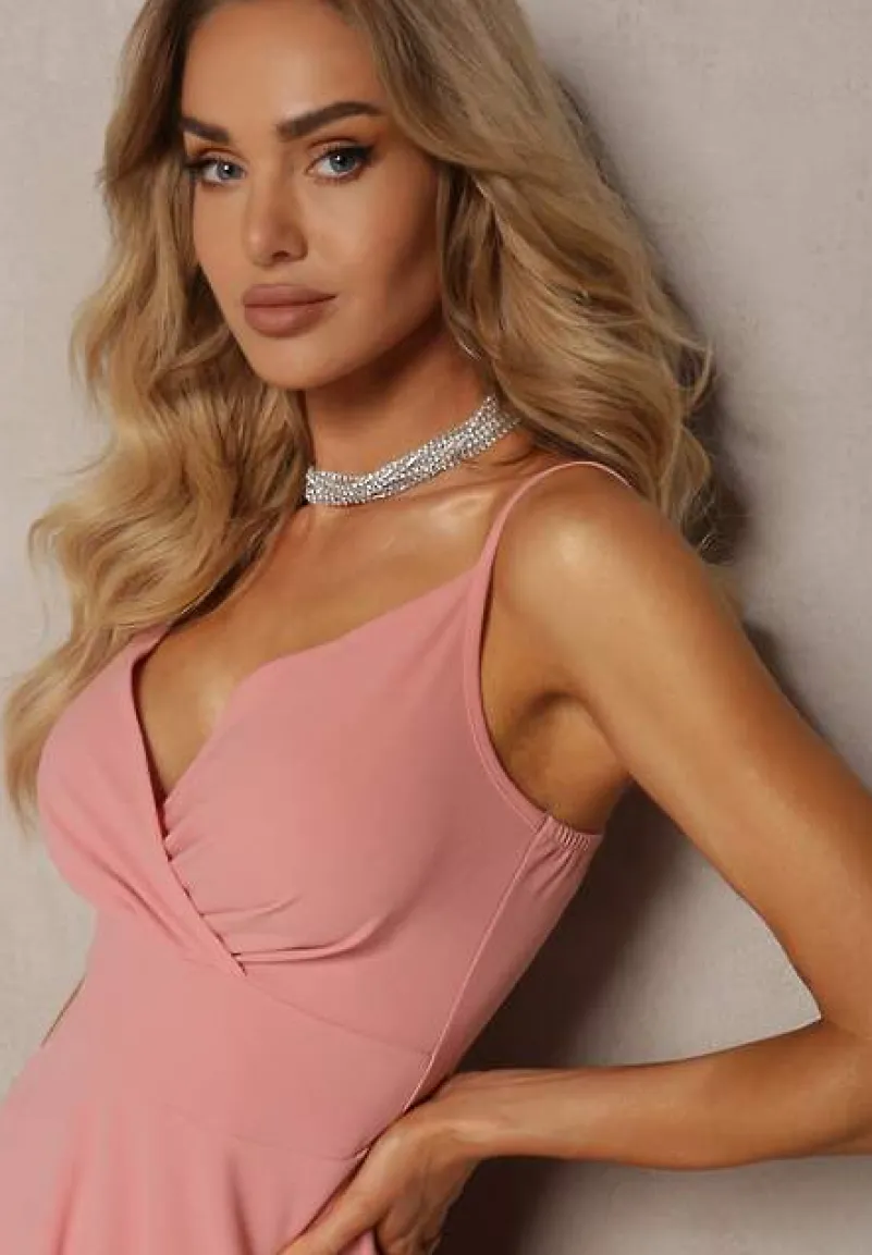 Ciemnoróżowa Elegancka Sukienka o Rozkloszowanym Kroju z Rozcięciem na Ramiączkach z Kopertowym Dekoltem Winelia