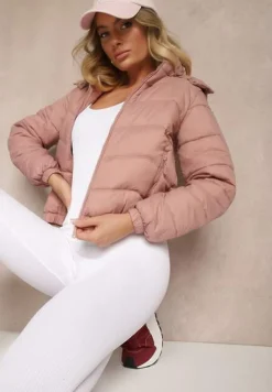 Ciemnoróżowa Kurtka z Odpinanym Kapturem Ozdobiona Pikowaniem Jolvesa