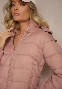 Ciemnoróżowa Kurtka z Odpinanym Kapturem Ozdobiona Pikowaniem Jolvesa