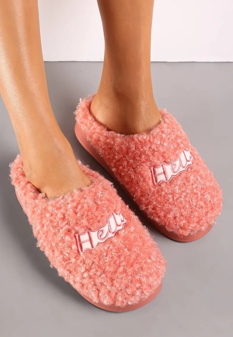 Ciemnoróżowe Futrzane Kapcie z Ozdobną Naszywką z Napisem Neussam