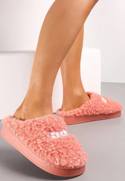 Ciemnoróżowe Futrzane Kapcie z Ozdobną Naszywką z Napisem Neussam