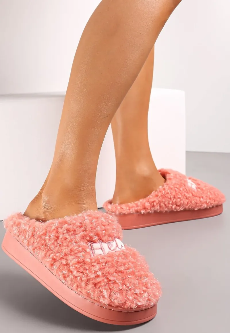 Ciemnoróżowe Futrzane Kapcie z Ozdobną Naszywką z Napisem Neussam