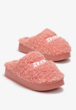 Ciemnoróżowe Futrzane Kapcie z Ozdobną Naszywką z Napisem Neussam