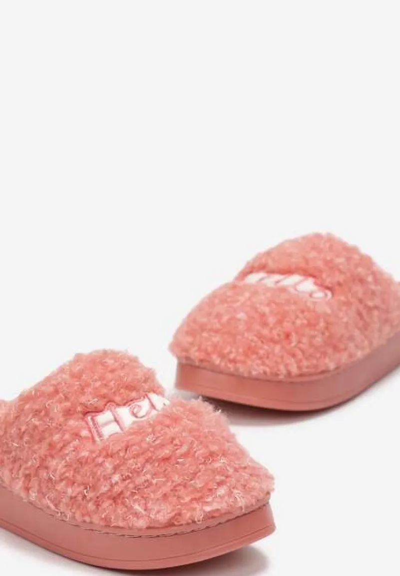 Ciemnoróżowe Futrzane Kapcie z Ozdobną Naszywką z Napisem Neussam