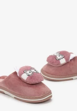 Ciemnoróżowe Futrzane Kapcie z Ozdobną Naszywką Oklonna