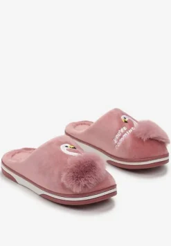 Ciemnoróżowe Kapcie na Płaskiej Podeszwie z Pomponem i Haftem Xamela