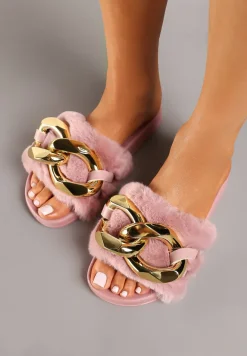 Ciemnoróżowe Płaskie Klapki Ozdobione Łańcuchem i Futerkiem Esalessa