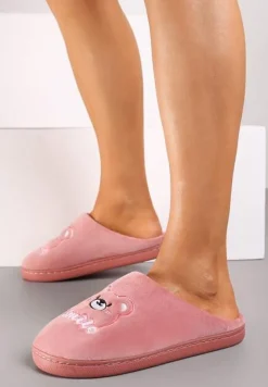 Ciemnoróżowe Wsuwane Kapcie z Welurowym Wykończeniem i Ozdobną Naszywką Naorise