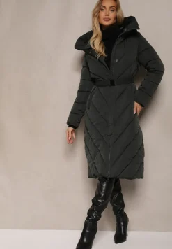 Ciemnozielona Długa Kurtka Mocno Ocieplana z Pikowanymi Przeszyciami Kapturem i Paskiem Tinnacira