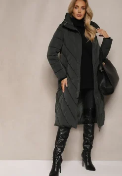 Ciemnozielona Długa Kurtka Mocno Ocieplana z Pikowanymi Przeszyciami Kapturem i Paskiem Tinnacira