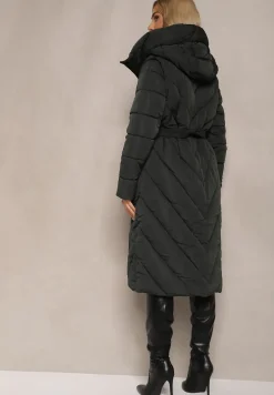 Ciemnozielona Długa Kurtka Mocno Ocieplana z Pikowanymi Przeszyciami Kapturem i Paskiem Tinnacira