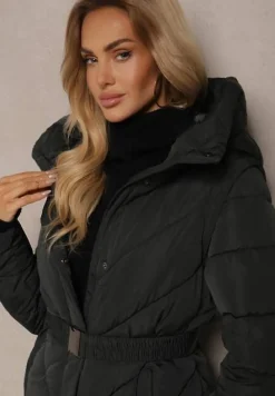 Ciemnozielona Długa Kurtka Mocno Ocieplana z Pikowanymi Przeszyciami Kapturem i Paskiem Tinnacira