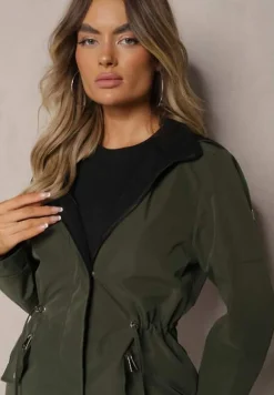 Ciemnozielona Dwustronna Kurtka w Stylu Parki Wykończona przy Rękawach Guzikami Mivatra