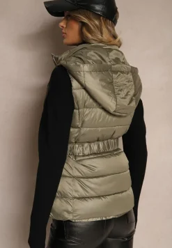 Ciemnozielona Kamizelka z Odpinanym Kapturem Ozdobiona Pikowaniem i Paskiem z Marszczeniem Inathria