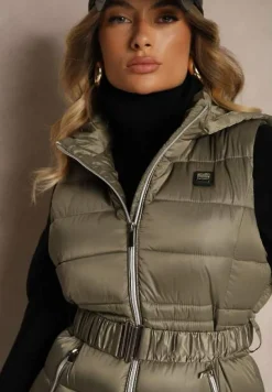 Ciemnozielona Kamizelka z Odpinanym Kapturem Ozdobiona Pikowaniem i Paskiem z Marszczeniem Inathria