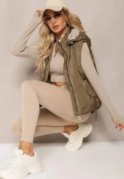 Ciemnozielona Krótka Kamizelka z Odpinanym Kapturem i Ozdobnym Pikowaniem Zalindas