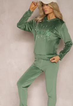 Ciemnozielony Dresowy Komplet z Weluru Klasyczne Spodnie i Bluza Ozdobiona Napisem z Brokatem Nerissali
