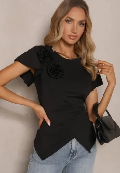 Czarna Asymetryczna Bluzka z Wiskozą Zdobiona Marszczeniem i Kwiatową Broszką Hirbia