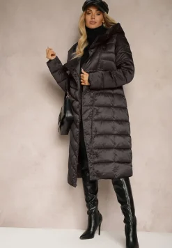 Czarna Asymetryczna Kurtka z Pikowanym Przeszyciem Kapturem i Wiązanym Paskiem Tilisia