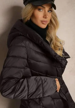 Czarna Asymetryczna Kurtka z Pikowanym Przeszyciem Kapturem i Wiązanym Paskiem Tilisia