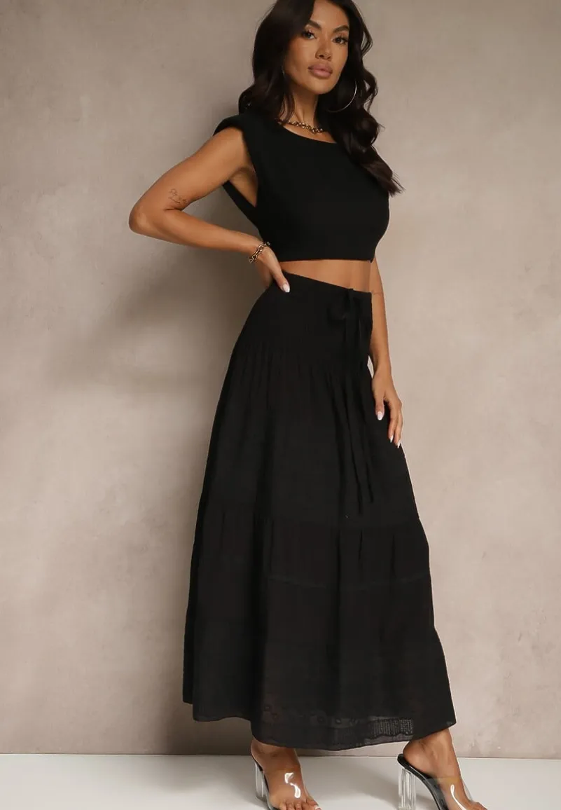 Czarna Bawełniana Spódnica o Rozkloszowanym Kroju Zdobiona Haftem Koladea