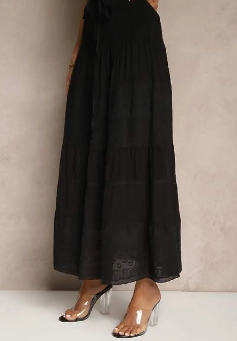 Czarna Bawełniana Spódnica o Rozkloszowanym Kroju Zdobiona Haftem Koladea