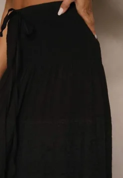 Czarna Bawełniana Spódnica o Rozkloszowanym Kroju Zdobiona Haftem Koladea