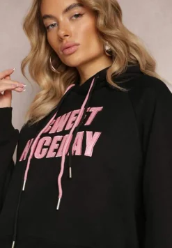 Czarna Bluza o Fasonie Kangurki Ozdobiona Napisem Taron
