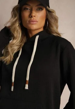 Czarna Bluza z Dodatkiem Bawełny i Kapturem Ozdobiona Kangurową Kieszenią i Ściągaczami Qadela