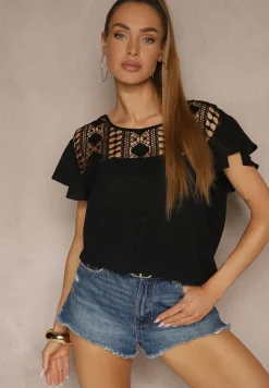 Czarna Bluzka z Falbankami Wokół Ramion i Ażurową Koronką Przy Dekolcie Dastisa