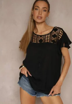 Czarna Bluzka z Falbankami Wokół Ramion i Ażurową Koronką Przy Dekolcie Dastisa