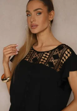 Czarna Bluzka z Falbankami Wokół Ramion i Ażurową Koronką Przy Dekolcie Dastisa