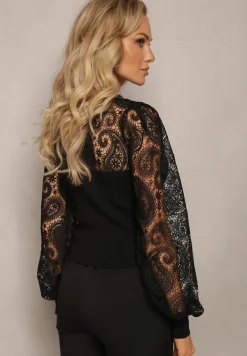 Czarna Bluzka z Koronkowymi Rękawami i Dekoltem Crasve