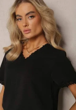 Czarna Bluzka z Trójkątnym Dekoltem Ozdobiona Siateczką Tirvana