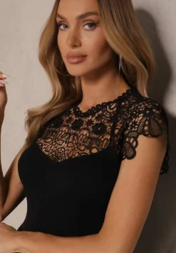 Czarna Bluzka z Wiskozą Ozdobiona Koronką Zisara