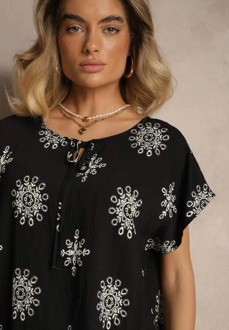 Czarna Bluzka z Wiskozą z Krótkim Rękawem Zdobiona Wiązaniem i Wzorem Boho Dannilsa