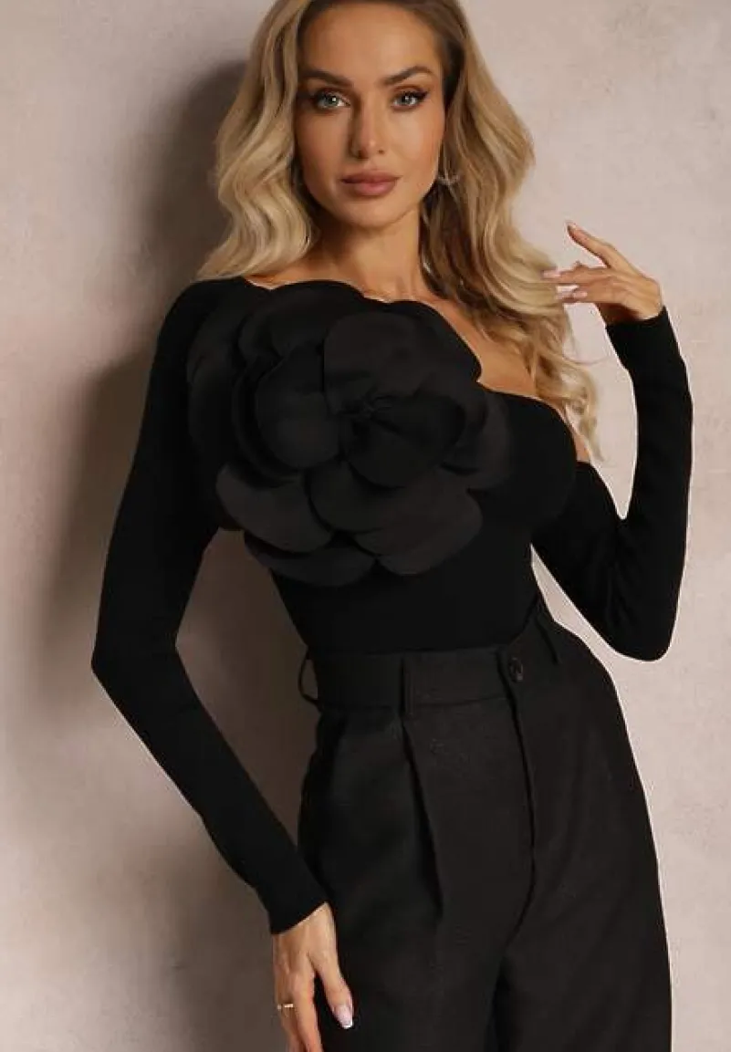 Czarna Bluzka z Wiskozy o Asymetrycznym Kroju z Aplikacją 3D z Kwiatem Cheleta