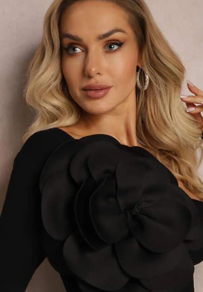 Czarna Bluzka z Wiskozy o Asymetrycznym Kroju z Aplikacją 3D z Kwiatem Cheleta
