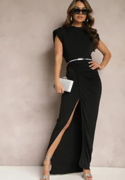 Czarna Dopasowana Sukienka Maxi z Rozcięciem i Poduszkami w Ramionach Racbba