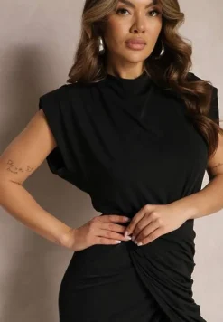 Czarna Dopasowana Sukienka Maxi z Rozcięciem i Poduszkami w Ramionach Racbba