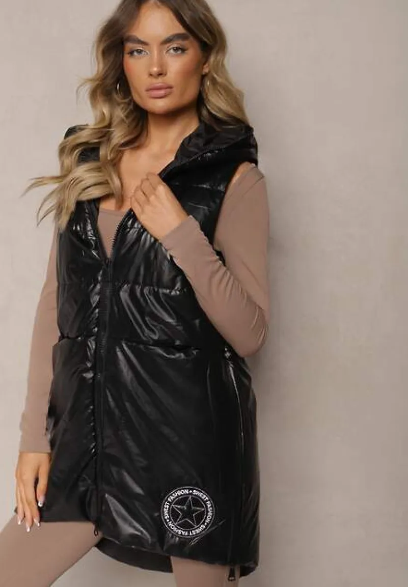 Czarna Długa Kamizelka z Naszywką i Kapturem Wykończona Napami Nevellitae