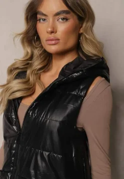 Czarna Długa Kamizelka z Naszywką i Kapturem Wykończona Napami Nevellitae