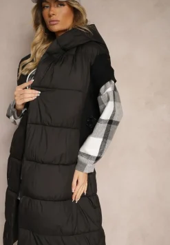 Czarna Długa Kamizelka z Pikowanego Materiału o Kopertowym Kroju z Kapturem i Paskiem Nerietta