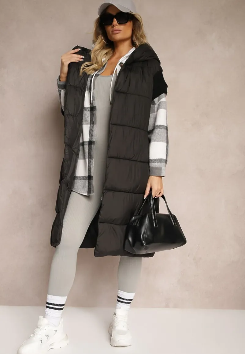 Czarna Długa Kamizelka z Pikowanego Materiału o Kopertowym Kroju z Kapturem i Paskiem Nerietta