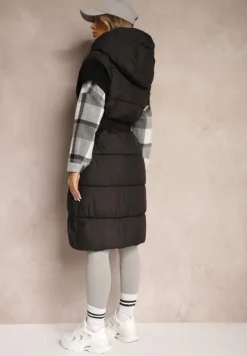 Czarna Długa Kamizelka z Pikowanego Materiału o Kopertowym Kroju z Kapturem i Paskiem Nerietta