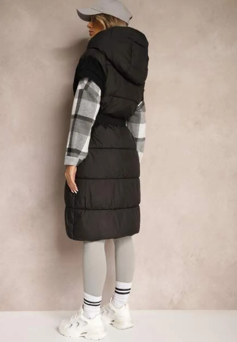 Czarna Długa Kamizelka z Pikowanego Materiału o Kopertowym Kroju z Kapturem i Paskiem Nerietta